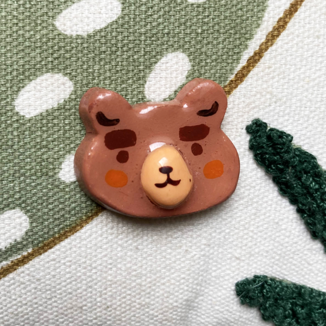 Pin&#039;s ours gros sourcils