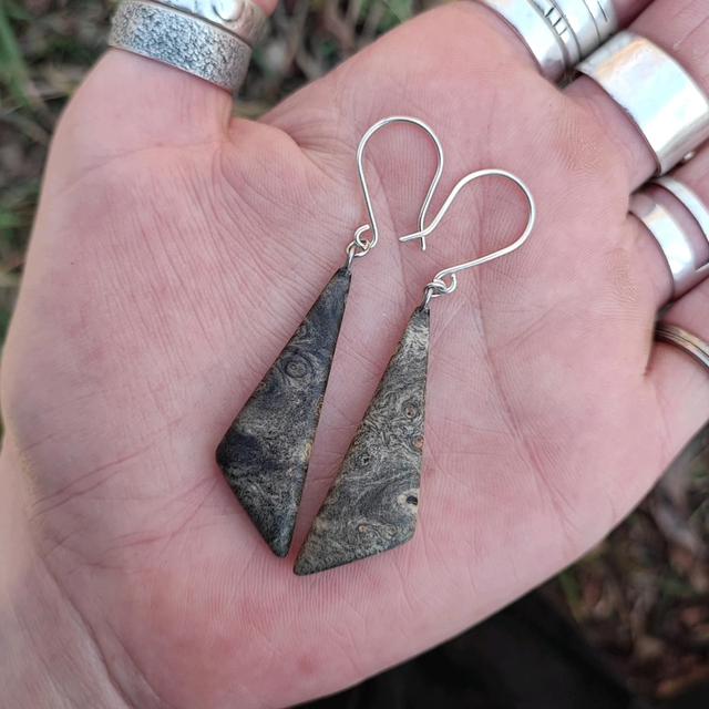 Boucles d'Oreilles en Bois de Loupe d'Érable stabilisé noir et Argent