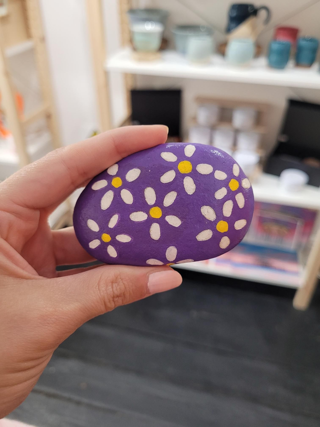White Flowers With Purple Background Pebble - NW-316