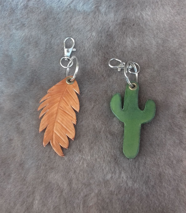 Porte clé cuir plume et cactus.