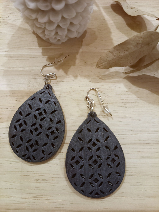 Boucles d&#039;oreilles Bois - motifs croisés - gris foncé