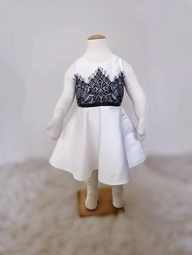 Satiini mekko pitsillä 