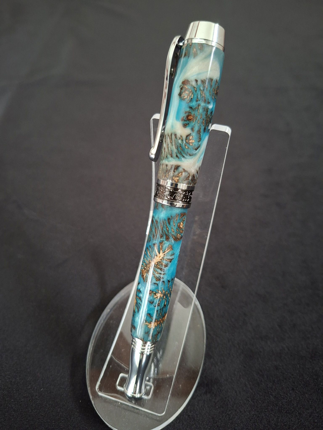 Stylo roller Lucky en résine blanche, bleue et cônes d&#039;aulne