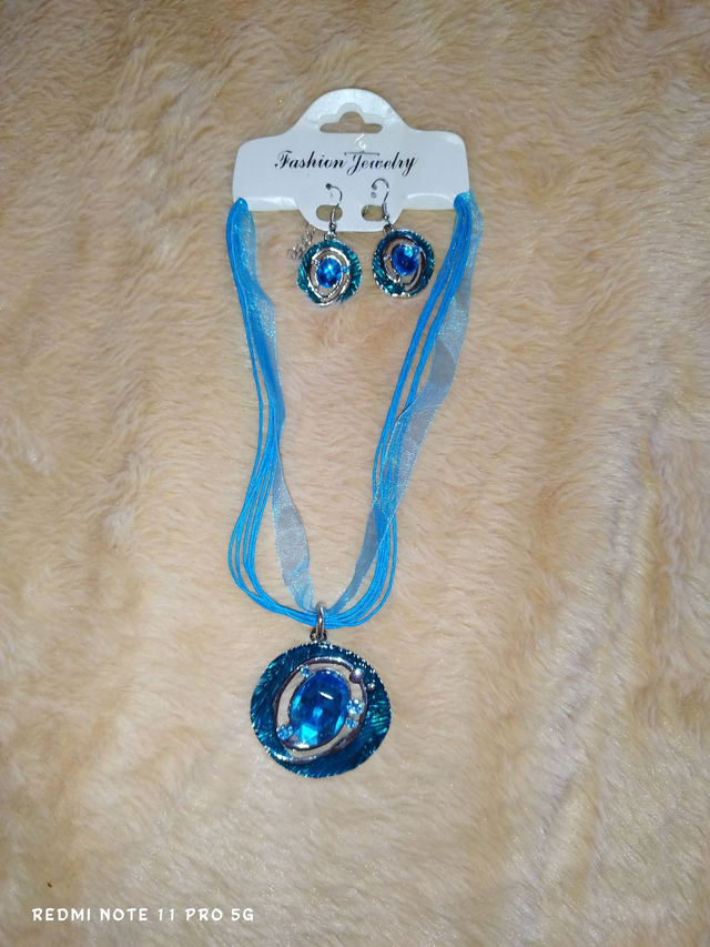 Parure bleu saphir – Collier ruban &amp; boucles assorties
