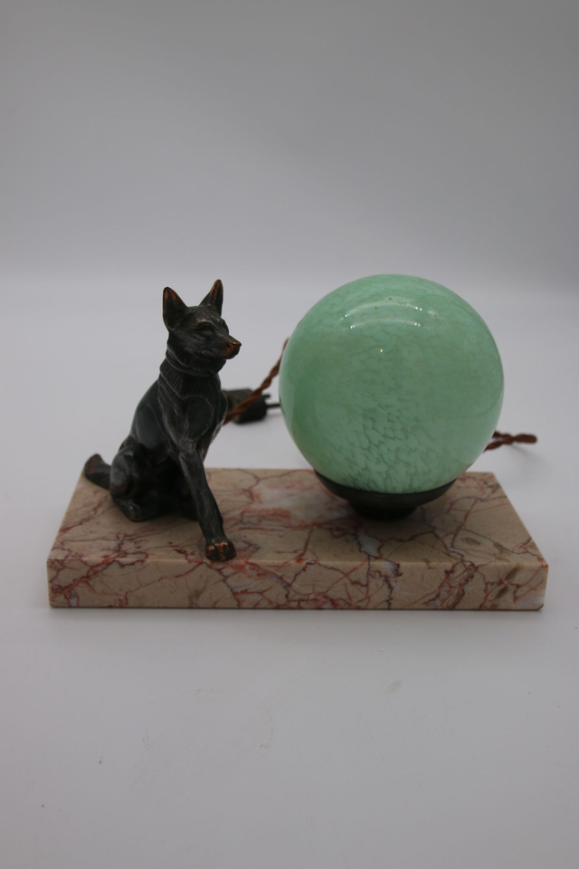 Lampe chien sur marbre et boule verte