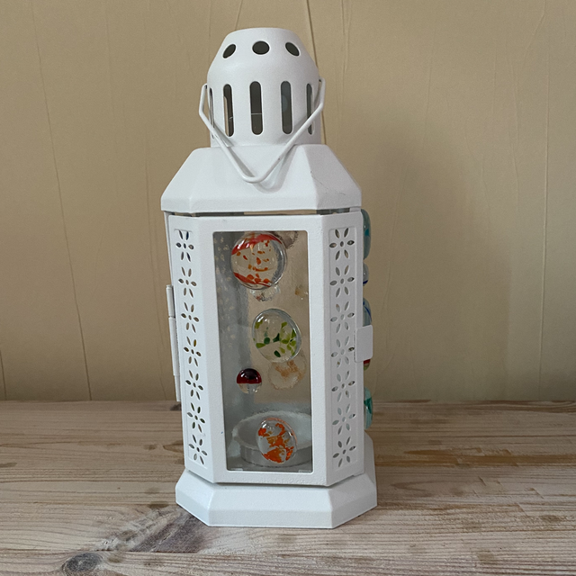 Lantern with speckled blobs 