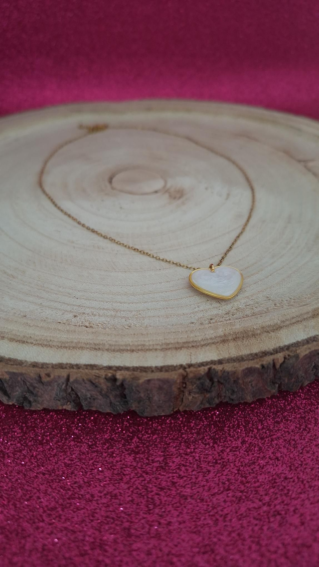 Collier doré cœur blanc 