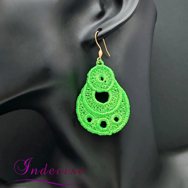 Boucles d'oreilles couleur vert vif, broderie en machine - Créations issues de l'artisanat français par Indecise