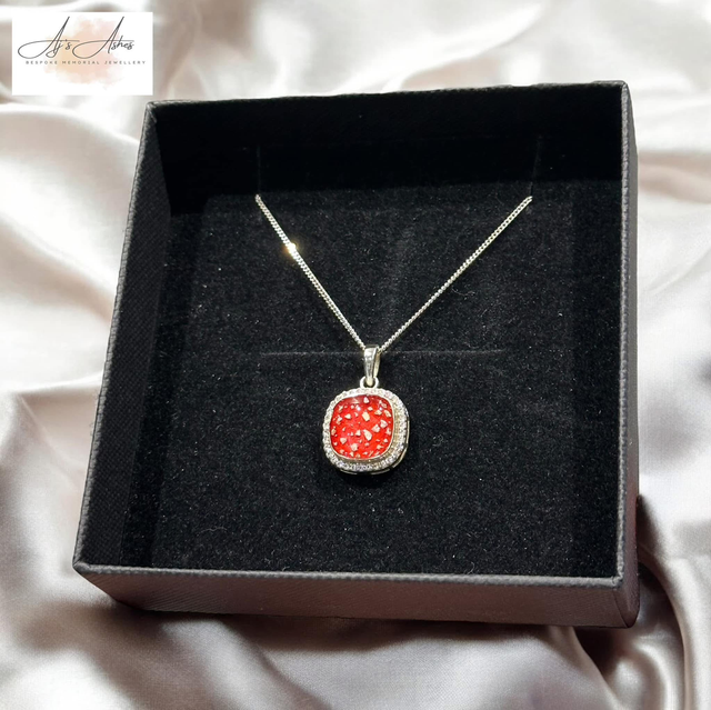 Square cushion pendant