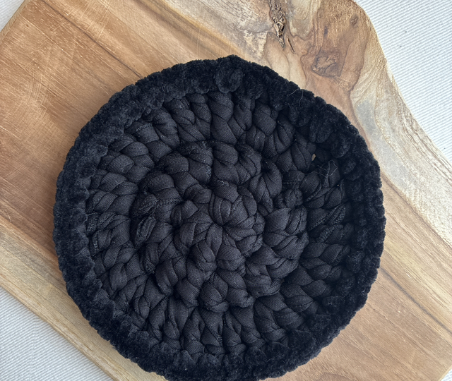 Dessous noir et moumoute 