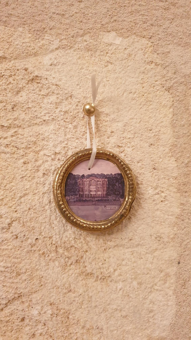 Le palais - médaillon en métal doré et reproduction d'image ancienne