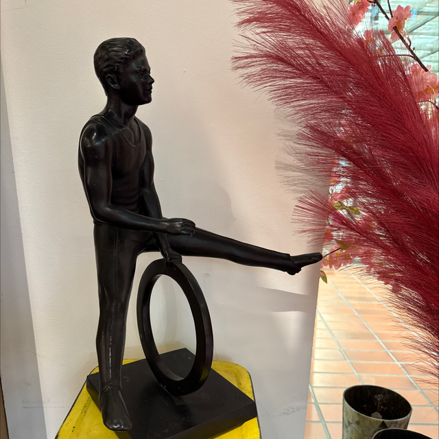 Junge / Bronzefigur, Turner am Ring, H:55cm