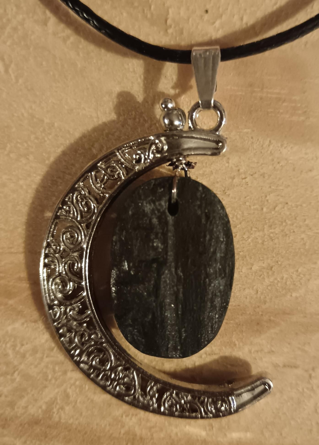 Croissant de lune avec tourmaline noire