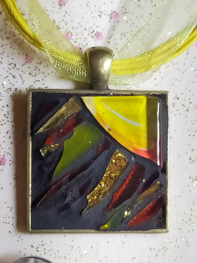 Pendentif mosaïque de verres. 