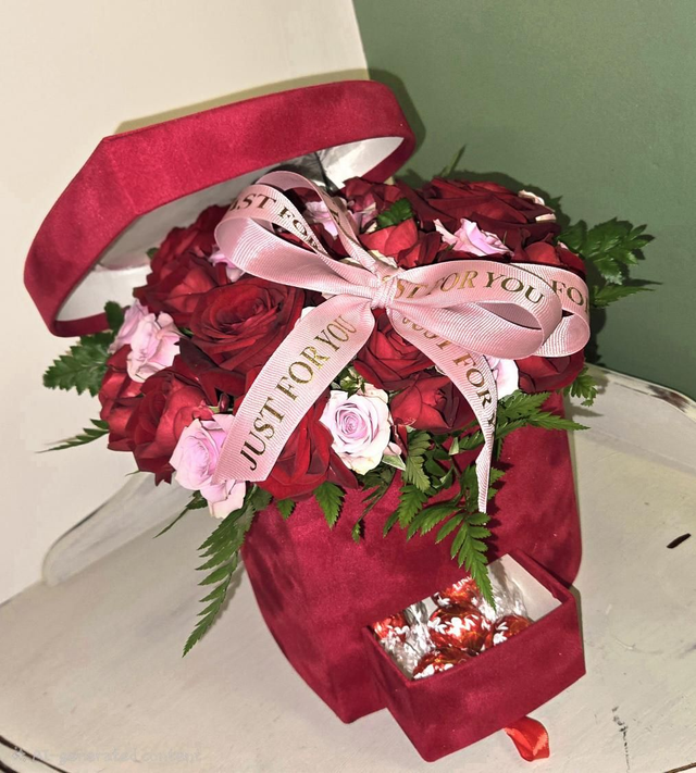 🌹 Luxury Red Rose Gift Box with Chocolates