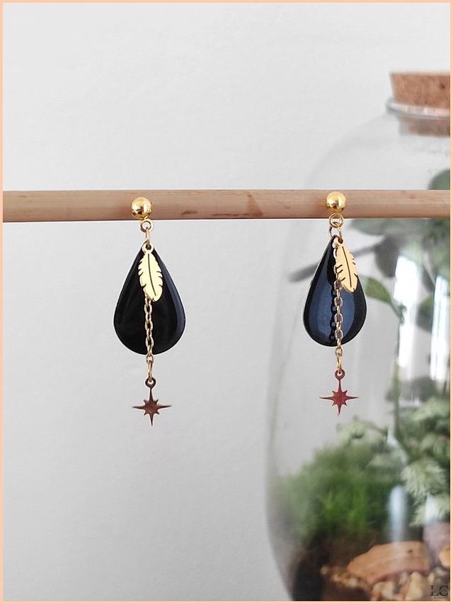 Clous d&#039;oreilles goutte noire, plume et étoile dorées