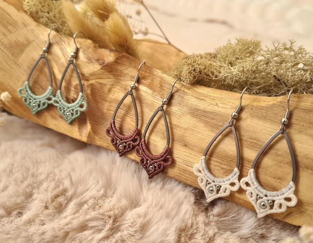 Boucles d'oreilles Arya argentées pendantes légères en macramé