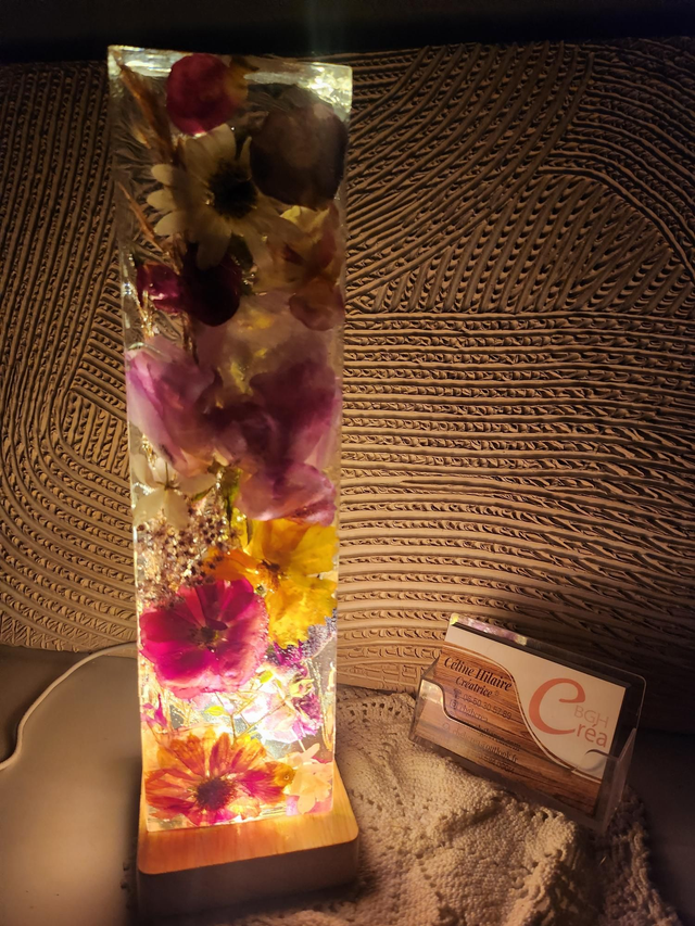 Lampe résine fleurs séchées mélangées 