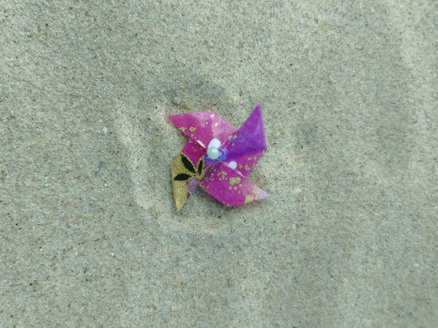 Broche Moulin à Vent Origami Violet, Or et Noir avec Perles Nacrées - Une Touche d&#039;Élégance Fantaisiste