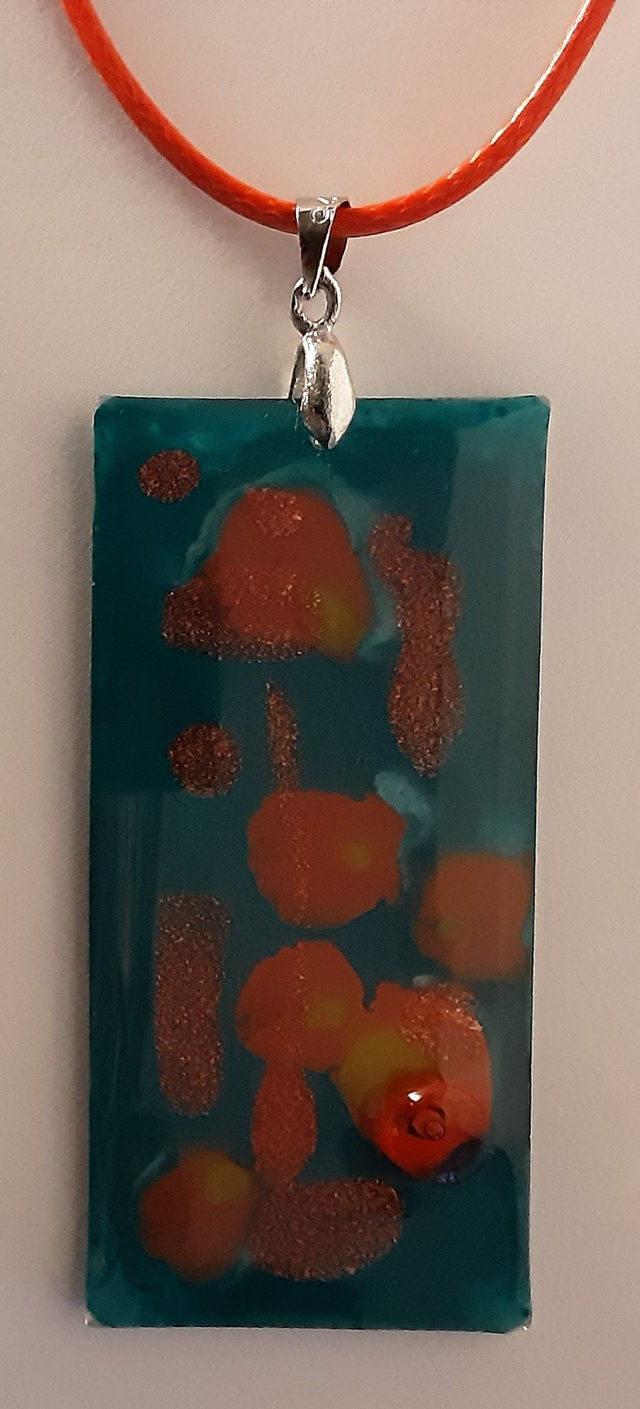 Pendentif grand rectangle collection Peinture fond vert émeraude dessins rouge jaune et cabochon rouge translucide