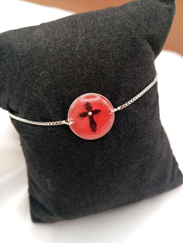 Bracelet réglable Rouge avec croix