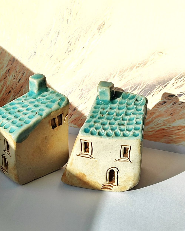 Ceramiczny domek beżowy z turkusowym dachem