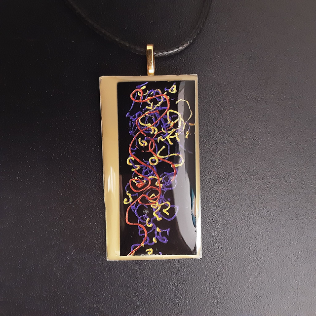 Pendentif rectangle collection Elégance-Fond beige et motif fond noir et décor rouge-or-violet