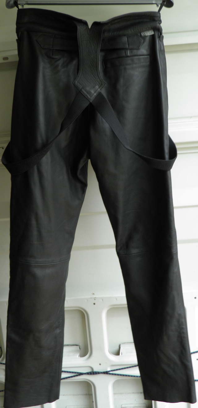 pantalon moto cuir avec bretelles et renforts genoux HELD taille 44