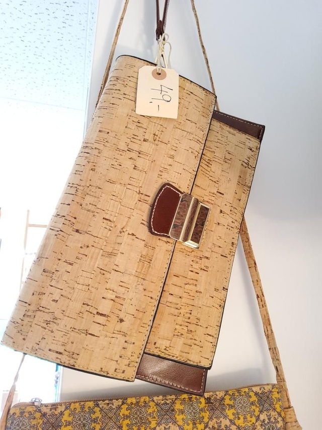 Pochette en liège et similicuir avec anse amovible 