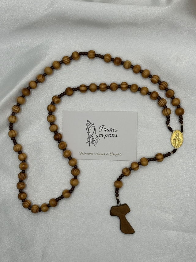 Chapelet artisanal en bois de pin – Simplicité et paix intérieure