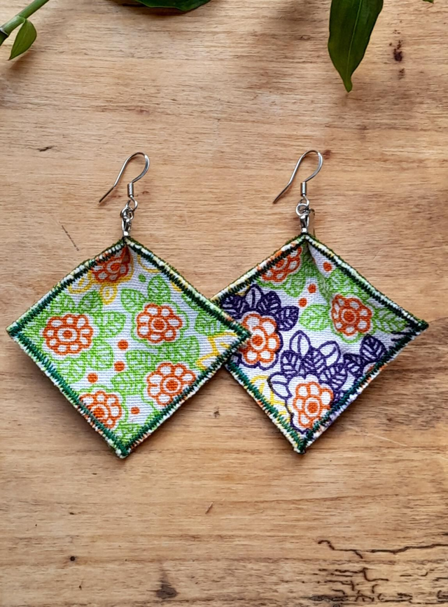 A- Boucles d'oreilles losanges fleurs vertes/bleues/orange