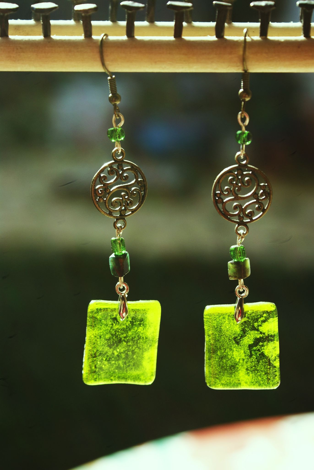 Boucles d&#039;oreilles en verre vert pomme transparent. 