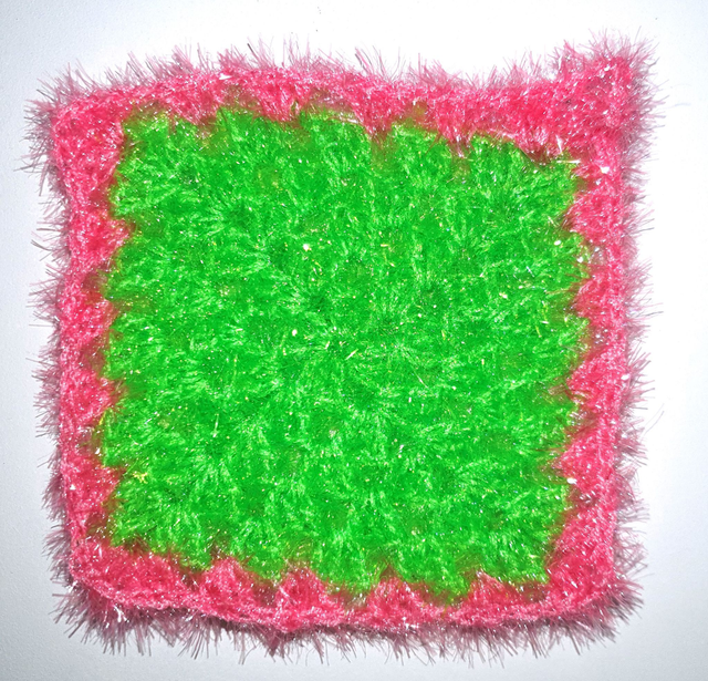 Lavette pour la toilette, la vaisselle ou les vitres verte fluo contour rose