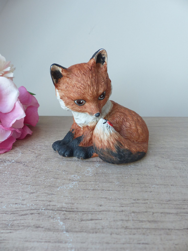 Figurine Renard roux en porcelaine avec coccinelle, Outfoxed par Deborah Bell Jarrett, 1985 Franklin Mint, renard bébé animaux