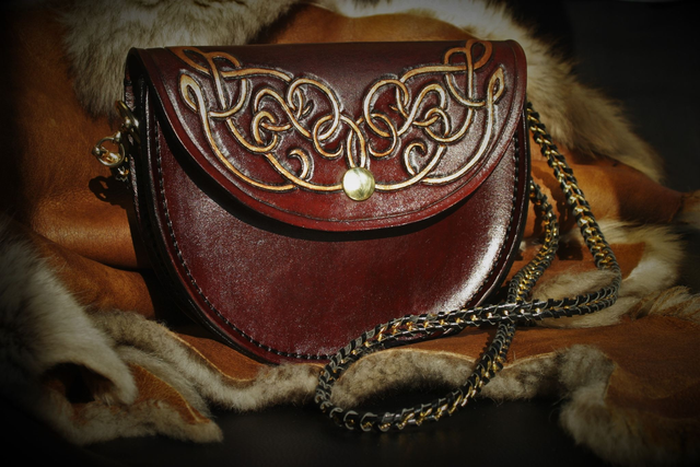 Pochette en cuir repoussé, motif d&#039;arabesques féériques