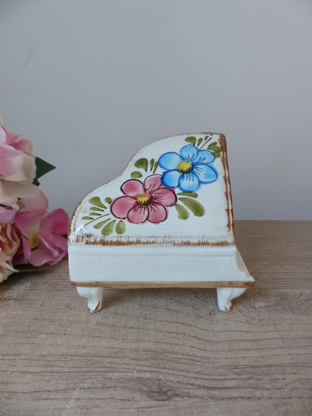 Piano en Céramique – Vide-Poche ou Boîte à Bijoux – Motifs Floraux Peints à la Main – Bassano Italie –Décoration Élégante et Artisanale