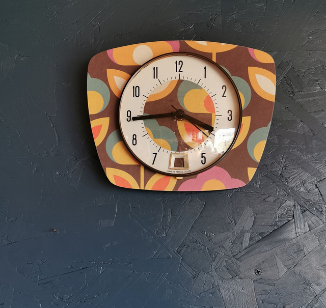 Horloge vintage pendule murale silencieuse trapèze "Fleurs graphique"