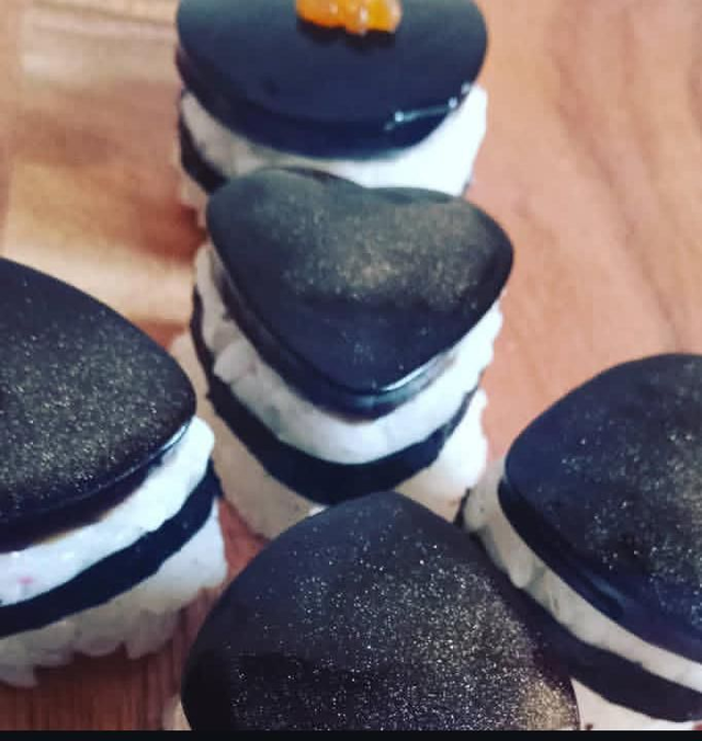 Black sushi 