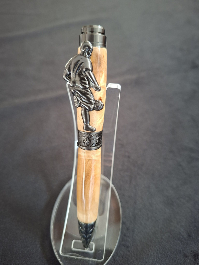 Stylo Football noir en loupe de marronnier