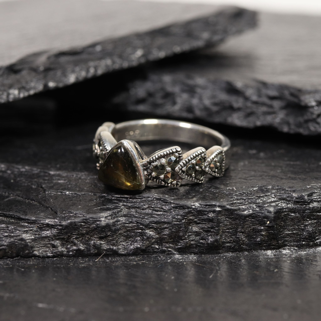 Vintage Sterling Silver 925 Art Deco Style Trillion Cut Cabachon Brown Labradorite With Marcasite Gemstone Arrow Band Ring Size P - 7 1/2