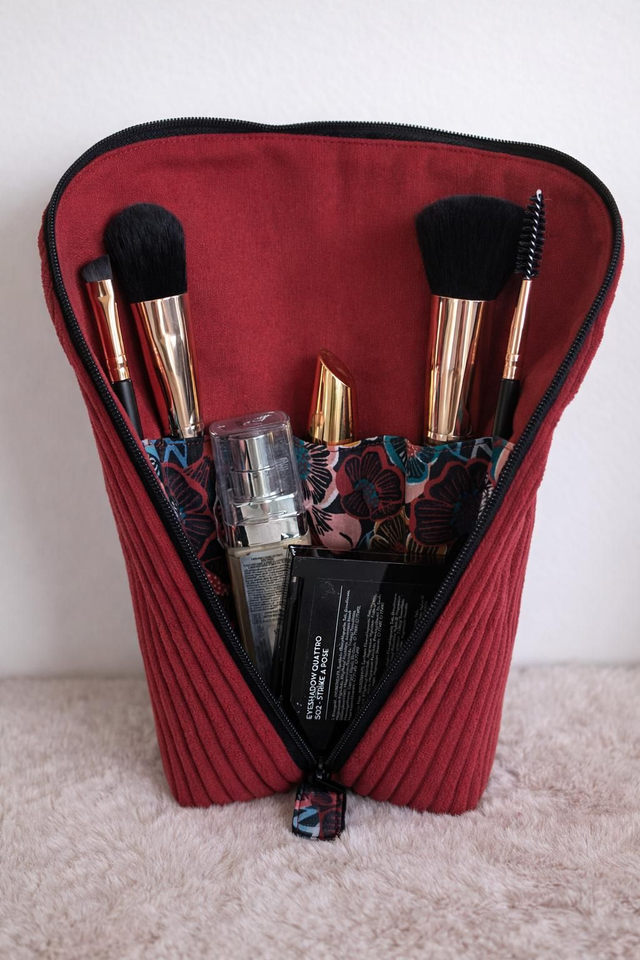 Trousse à maquillage nomade velours côtelé rouge lie de vin