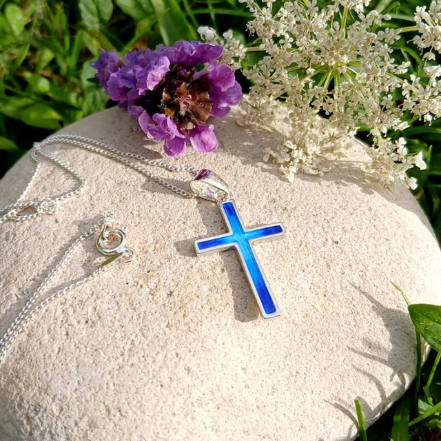 Collier avec Croix émaillée en champlevé. 