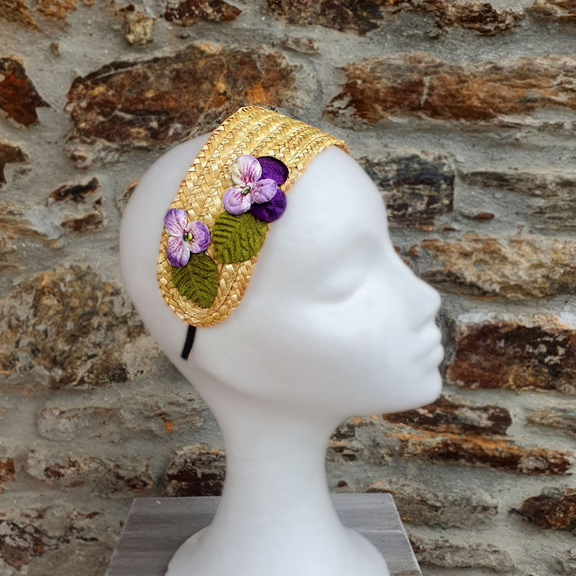Alis Diadema semicapota de paja con flores violetas