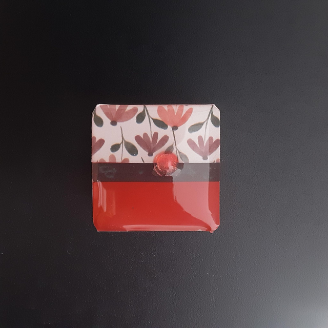 Broche petit carré collection floral fond rouille avec décor floral et cabochon