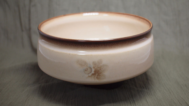 Denby | Ovenschaal  (diameter 20,0 cm) met &#039;Memories&#039; decor in bloemmotief Paddenstoel licht en donkerbruine kleuren | Vintage