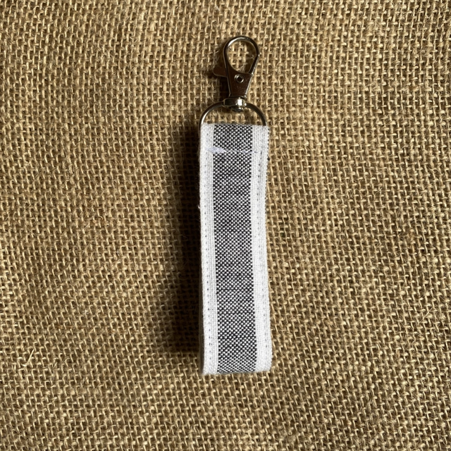 Porte clés imprimer rayé gris blanc 