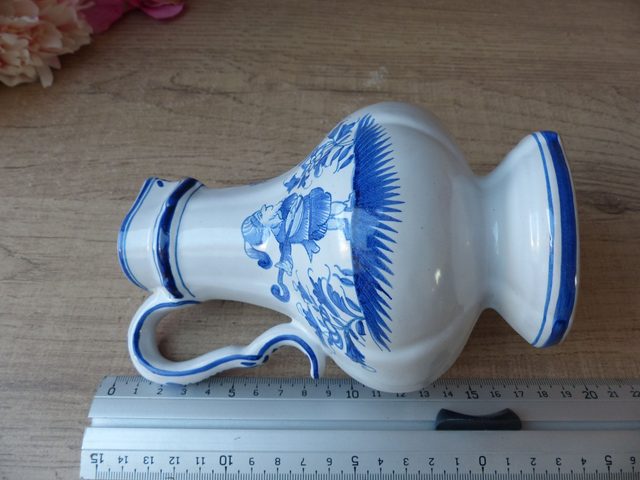 Ancien huilier ou vinaigrier en céramique blanche décor bleu champêtre médiéval musicien jardinier, Petit vase peint main décoration cuisine