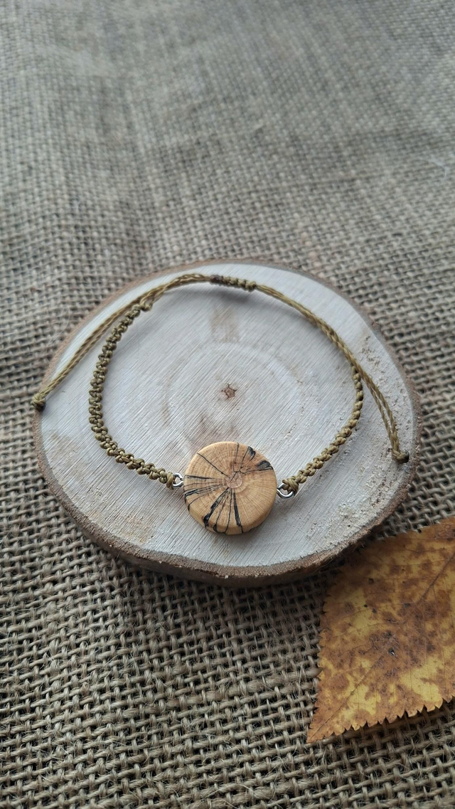 Natürliches handgeknüpftes Armband mit Holz