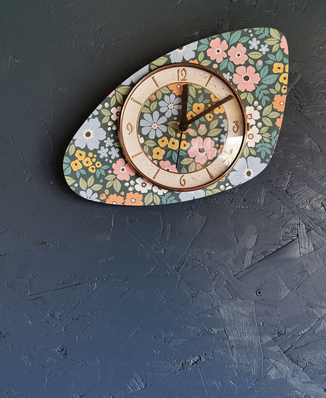 Horloge vintage pendule murale silencieuse asymétrique "Fleurs vert"
