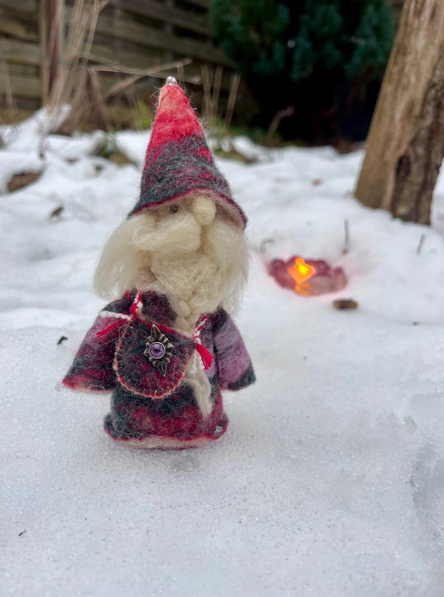 Nykštukas su krepšiu